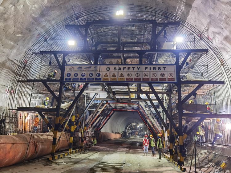 Фокаунт Yancheng Lianggong: настоящая история в высокоскоростной железной дороге Yawan под ремнем и дорогой